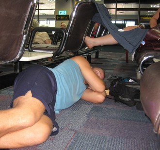 2bPhuket_Sleeping_in_airport_330Pixel.JPG