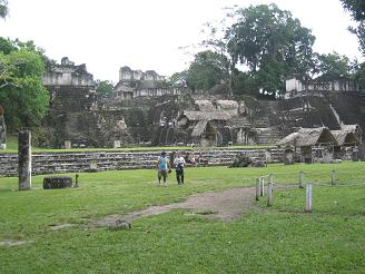 Tikal_grande_plaza16.JPG