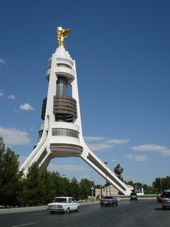 06_TurkmenbashiStatue_320.JPG