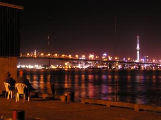 Auckland, fishing under the harbour bridge