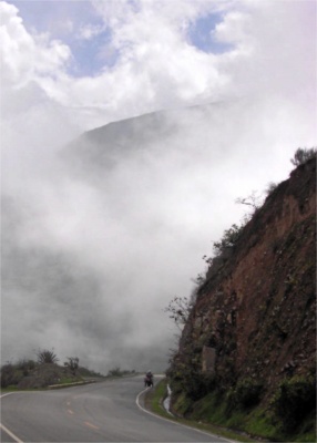 05_Huaraz_road_fog.jpg