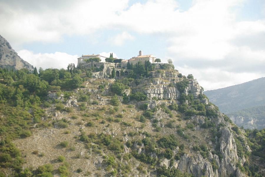 Hilltop villa north of Grasse