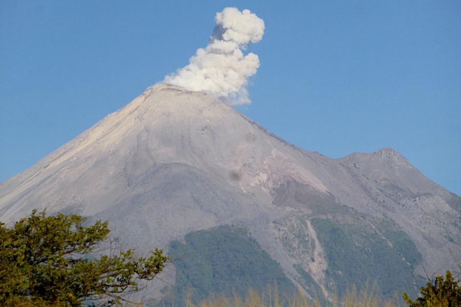 Volcan de Commina blow some smoke at us