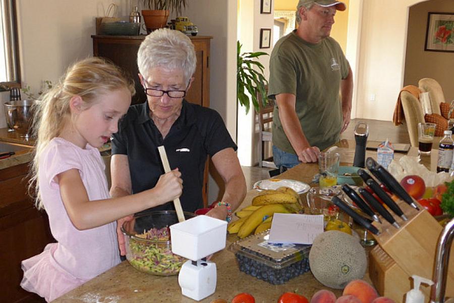 Jo and Lily make pie, good too!