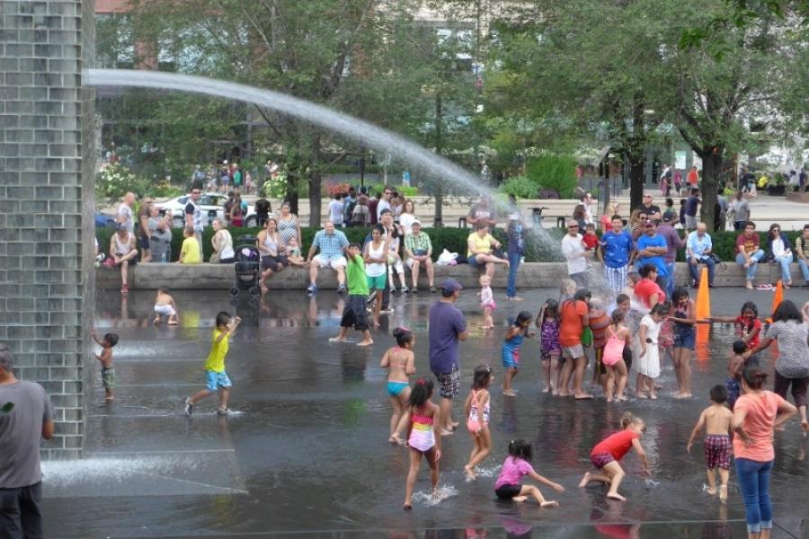 Kids play in Milenium Park, Chicago IL