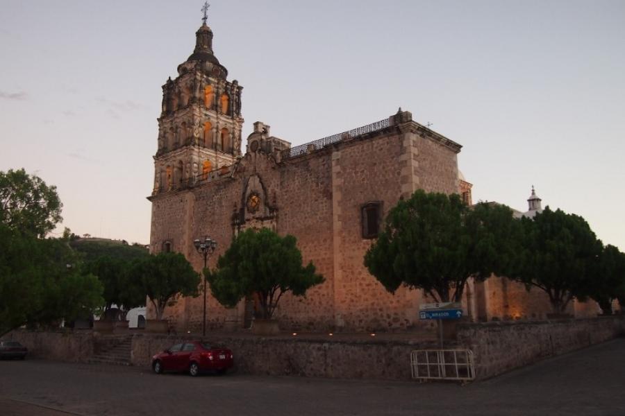 The church and the central square in Alamos