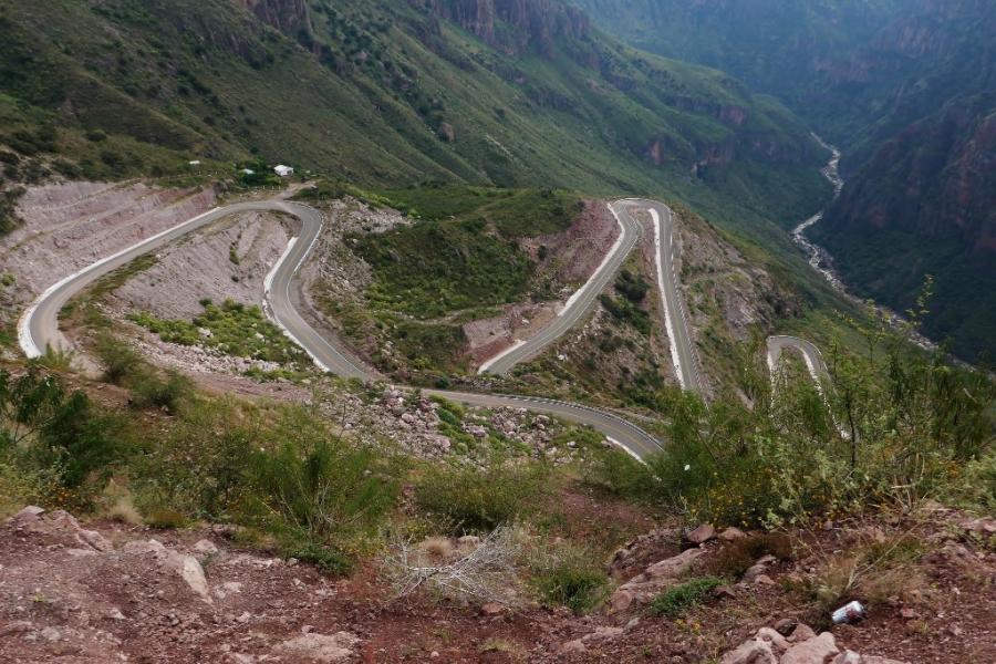 The drop into Batopilos Canyon