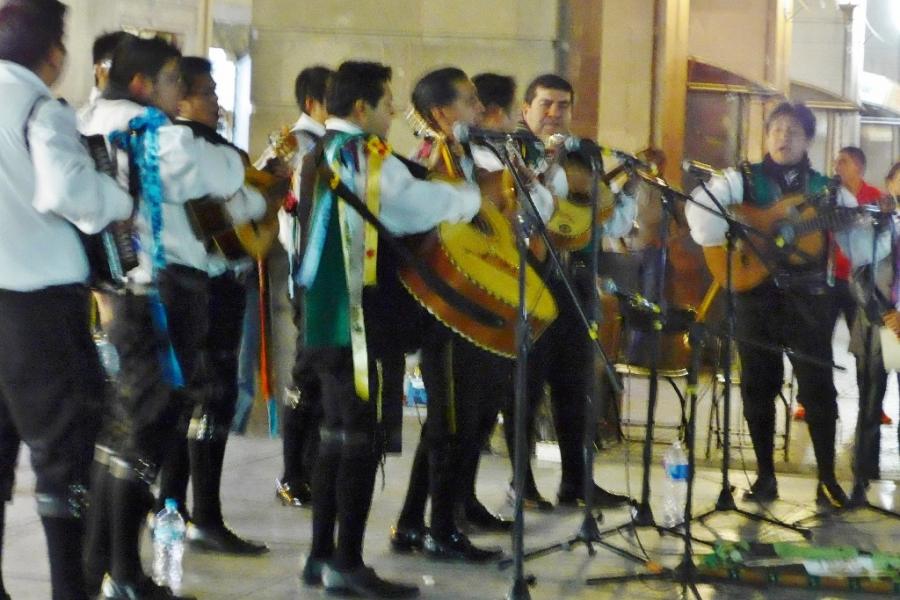 Callejoneadas Potosinas perform in the main square