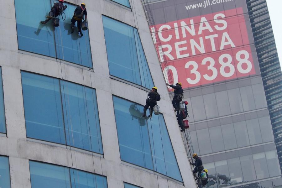 Window cleaning in the commercial district