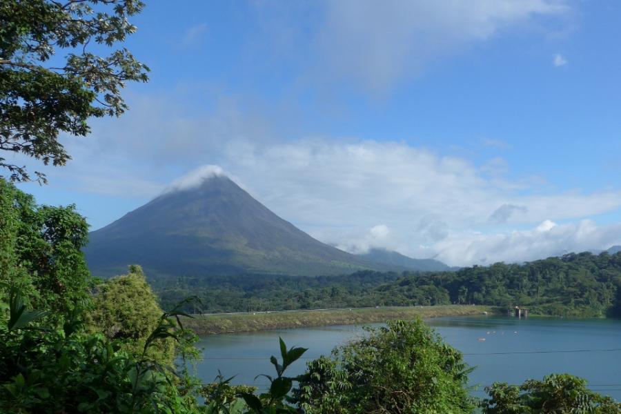 Vulcan Arenal beind the lake of the same name