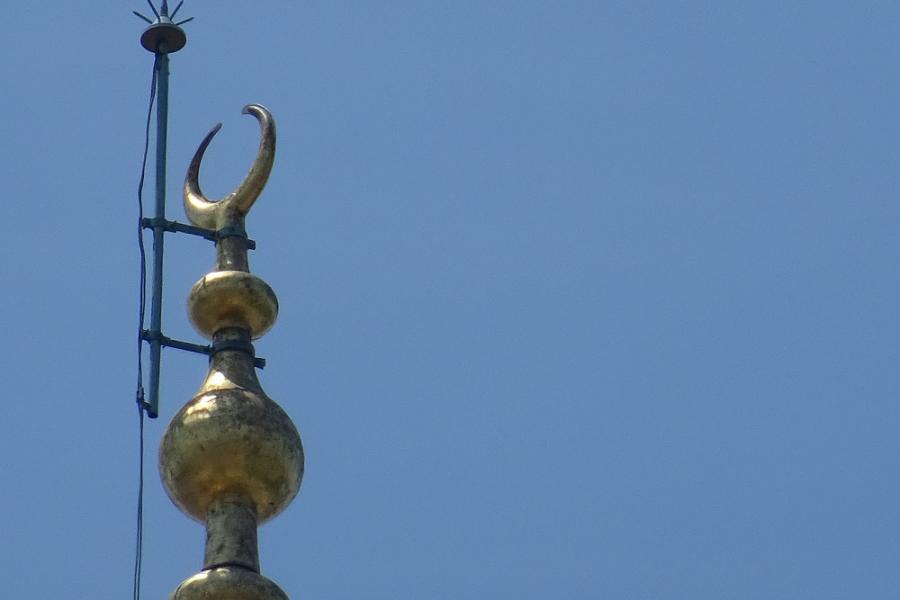 gold crescent at top of bluemosque