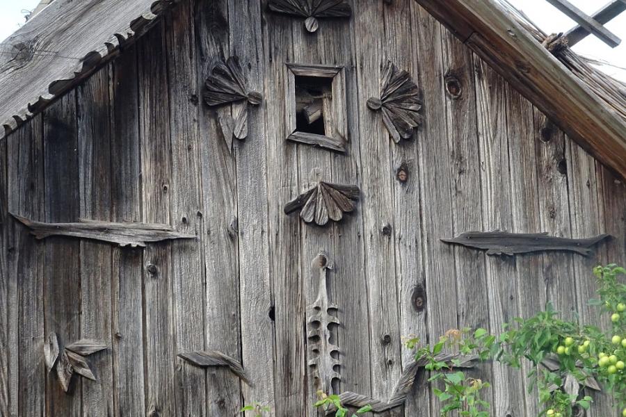 traditional fisherman house and carving