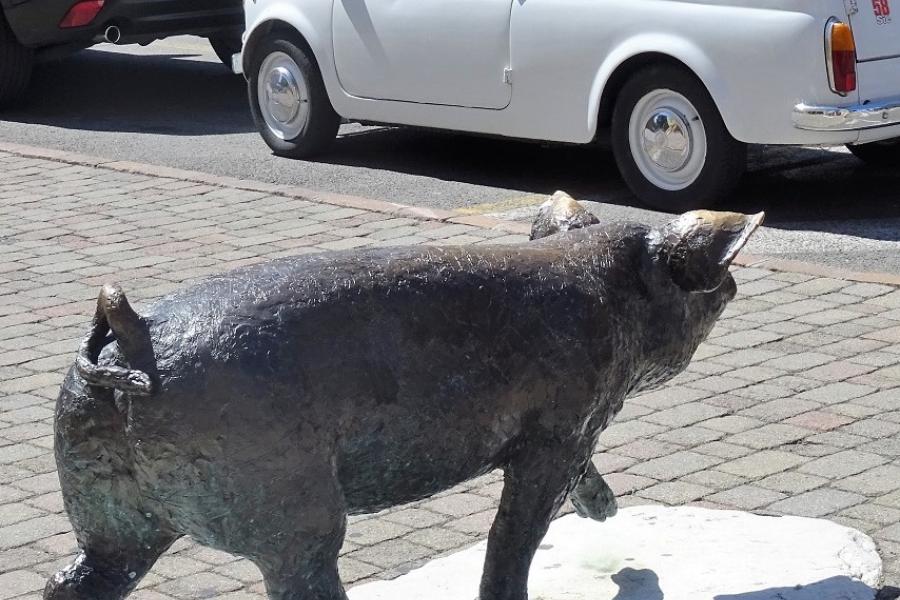 runaway statue piggy