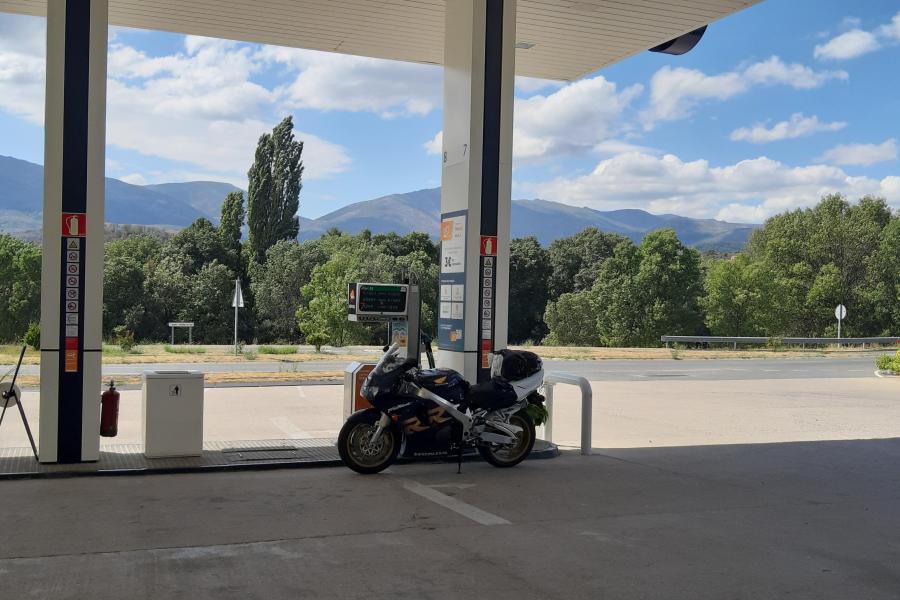 Fuel stop at Burgohondo