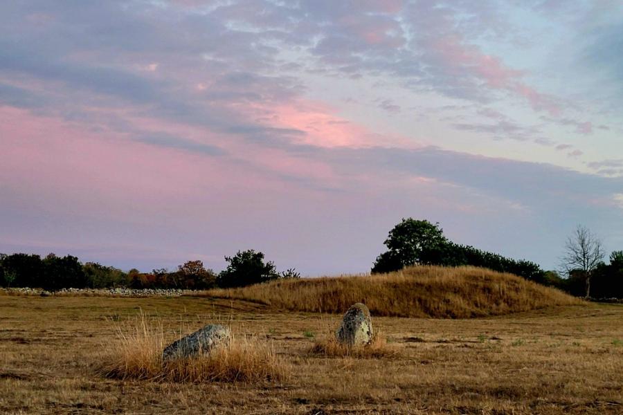 Hill grave and cairns at Oland 