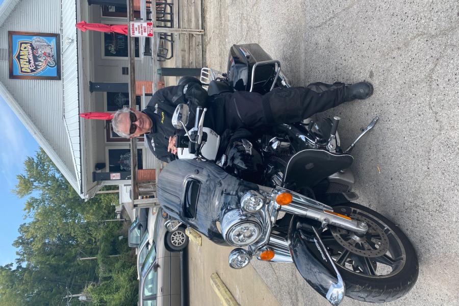 2020 Harley Road King at lunch in Missouri on 17 Sept 23.  At 850 lbs, it is not disturbed by wind and is as comfortable as a barco lounger.