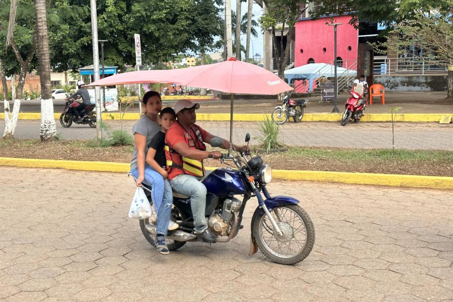 Moto taxi with canopy