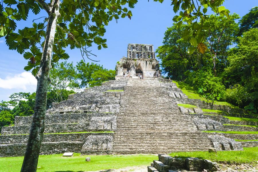 Palenque temple, photo By Jan Harenburg (Own work) [CC BY 4.0 (http://creativecommons.org/licenses/by/4.0)], via Wikimedia Commons