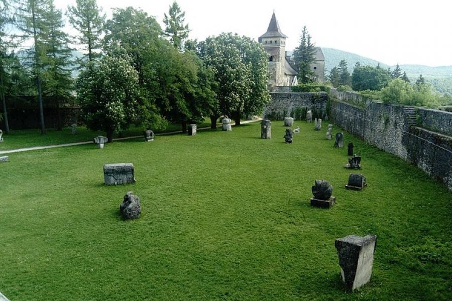 Stone icons on the lawn, Stari Grad Ostrozac Castle