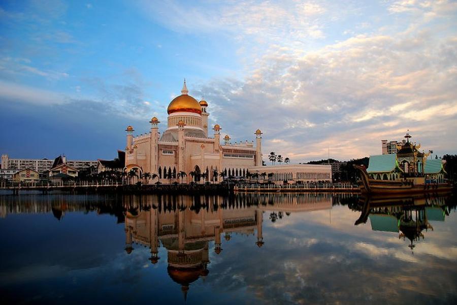 Dusk at the Omar Ali Saifuddin Mosque