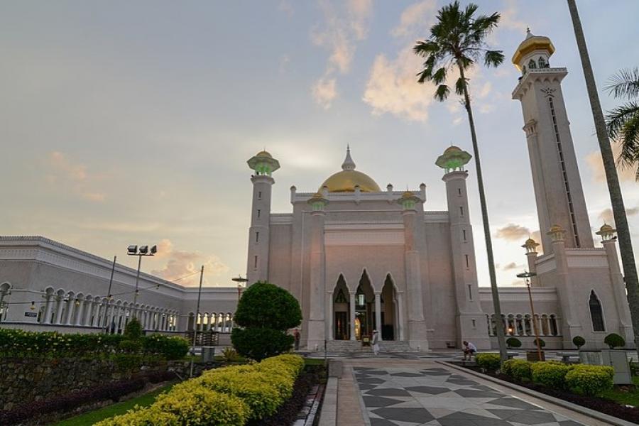 Front entrance, Omar Ali Saifuddin Mosque