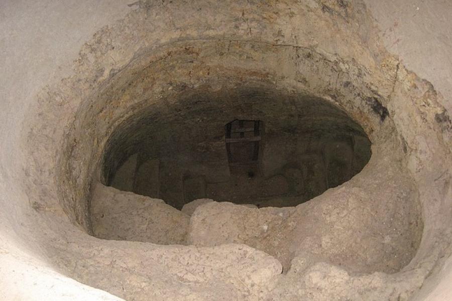 Stairwell entrance to Tierradentro tombs, another view