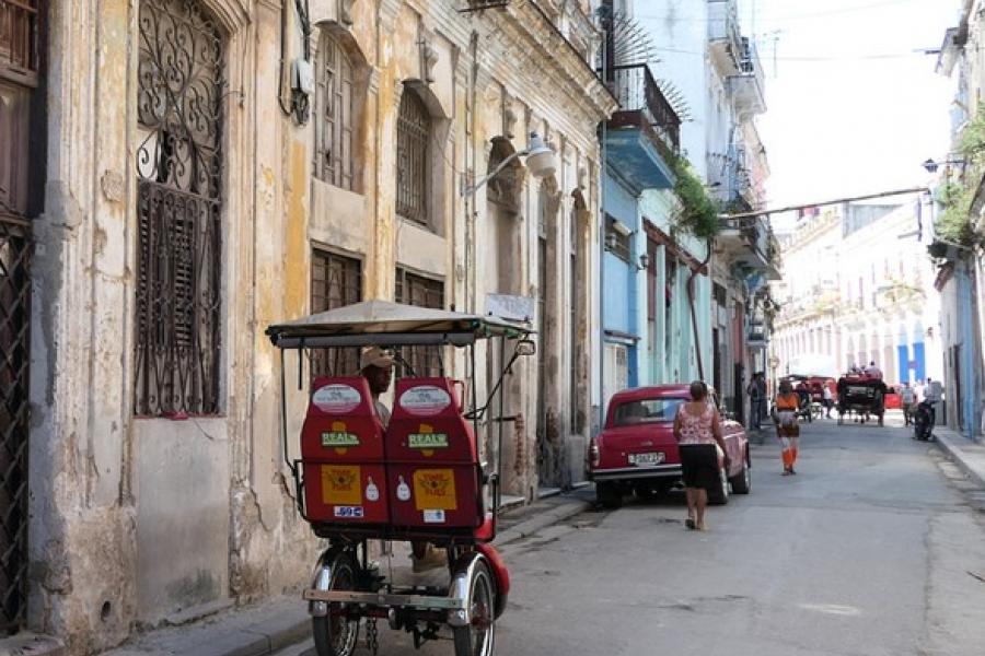 Sightseeing dual bikes in sidestreet, La Habana Viego (Old Havana), Cuba