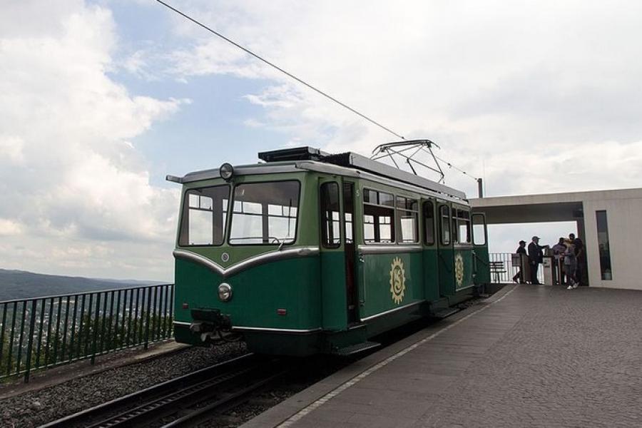 A train waiting at the Drachenfels Railway Station