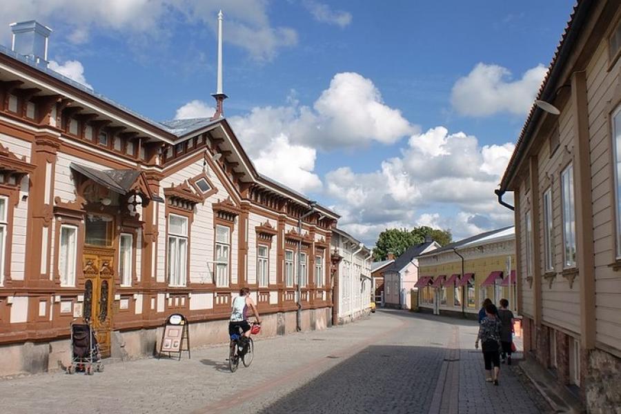 Cyclist and pedestrians, Old Rauma